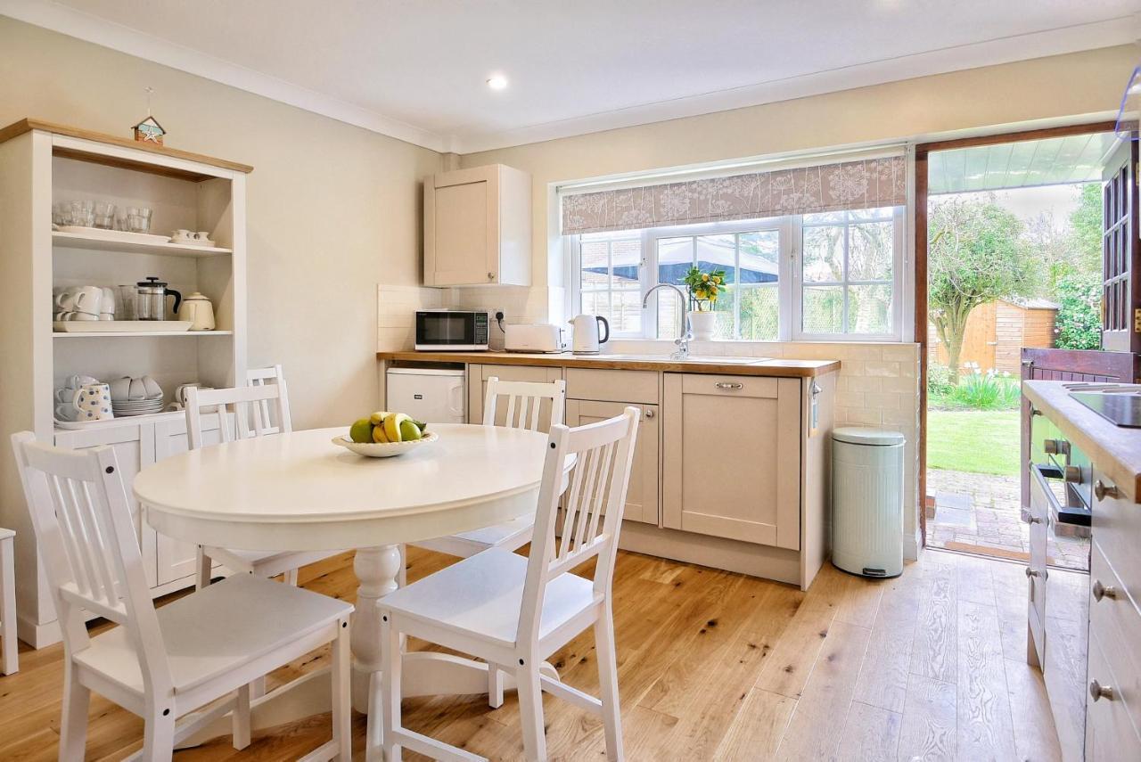 'bramley Fall Cottage' ' On Site Ev Point - Attached Cottage,3 Separate Bedrooms -1 On Ground Level, Sleeps 6, 2 Bathrooms, Sandy Wittering 8min Drive, Rural Location, Child Friendly, Small Breed Dog Friendly, Private Parking Casa de Férias Chichester
