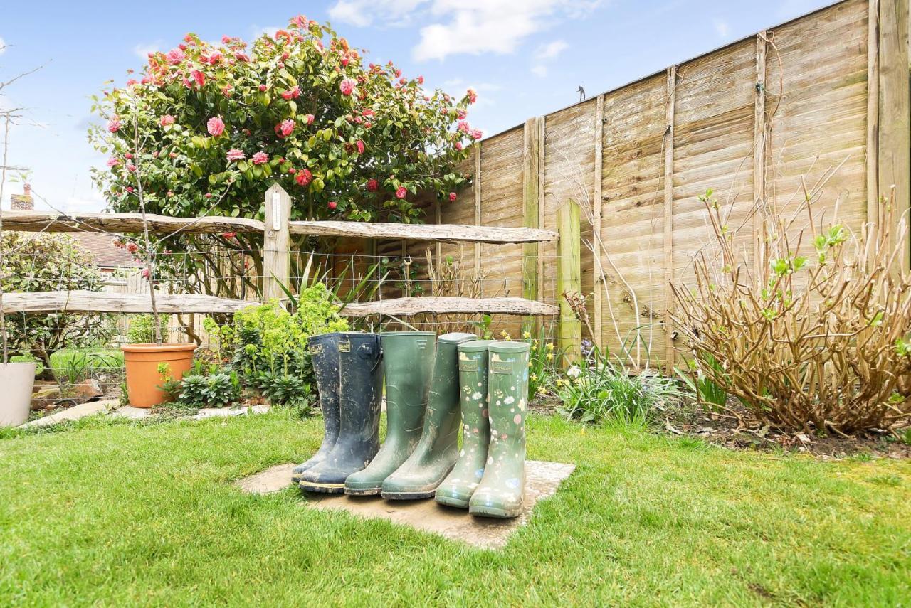 'bramley Fall Cottage' ' On Site Ev Point - Attached Cottage,3 Separate Bedrooms -1 On Ground Level, Sleeps 6, 2 Bathrooms, Sandy Wittering 8min Drive, Rural Location, Child Friendly, Small Breed Dog Friendly, Private Parking Casa de Férias Chichester