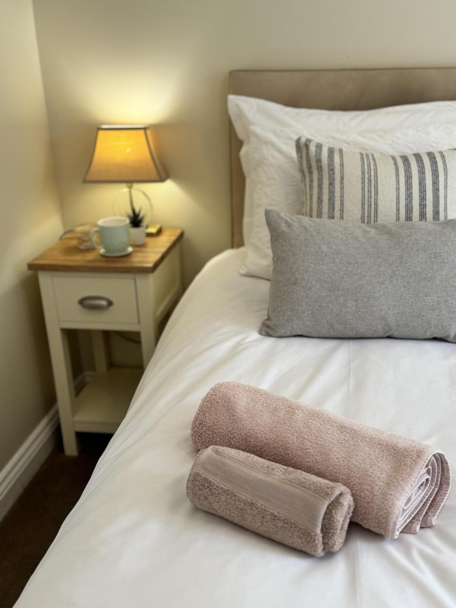 'bramley Fall Cottage' ' On Site Ev Point - Attached Cottage,3 Separate Bedrooms -1 On Ground Level, Sleeps 6, 2 Bathrooms, Sandy Wittering 8min Drive, Rural Location, Child Friendly, Small Breed Dog Friendly, Private Parking