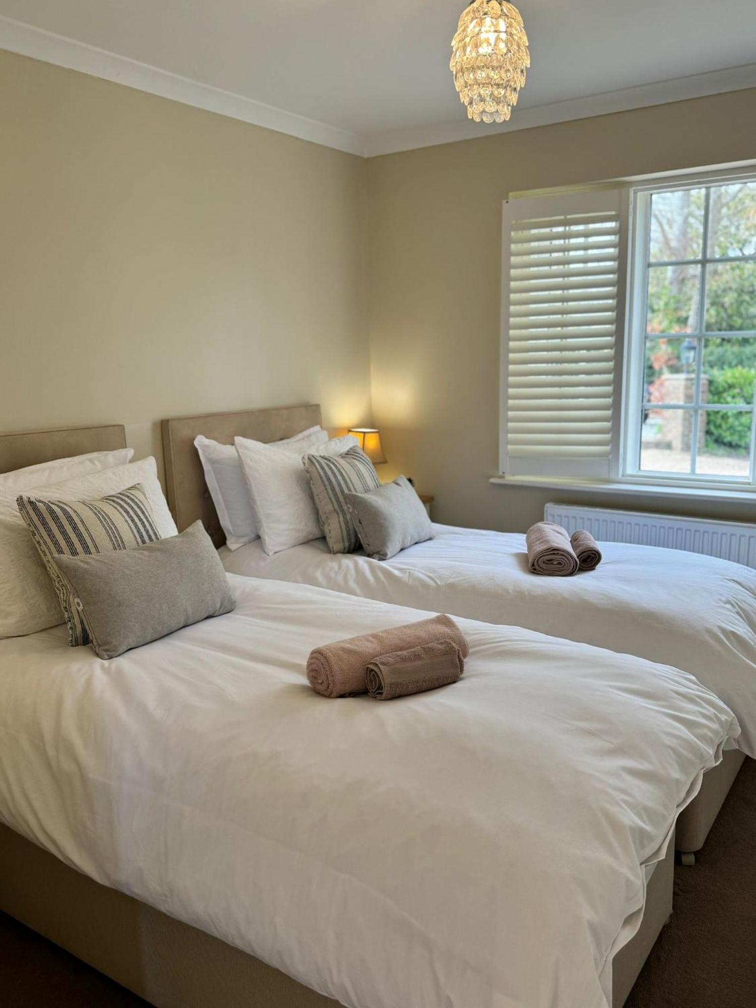 Casa de Férias 'bramley Fall Cottage' ' On Site Ev Point - Attached Cottage,3 Separate Bedrooms -1 On Ground Level, Sleeps 6, 2 Bathrooms, Sandy Wittering 8min Drive, Rural Location, Child Friendly, Small Breed Dog Friendly, Private Parking Chichester