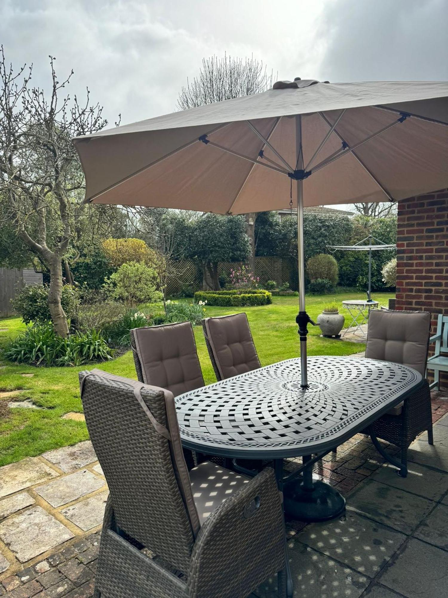 'bramley Fall Cottage' ' On Site Ev Point - Attached Cottage,3 Separate Bedrooms -1 On Ground Level, Sleeps 6, 2 Bathrooms, Sandy Wittering 8min Drive, Rural Location, Child Friendly, Small Breed Dog Friendly, Private Parking Casa de Férias Chichester